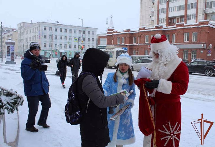 Совместную акцию в Кургане провели росгвардейский Дед Мороз и региональный интернет-портал
