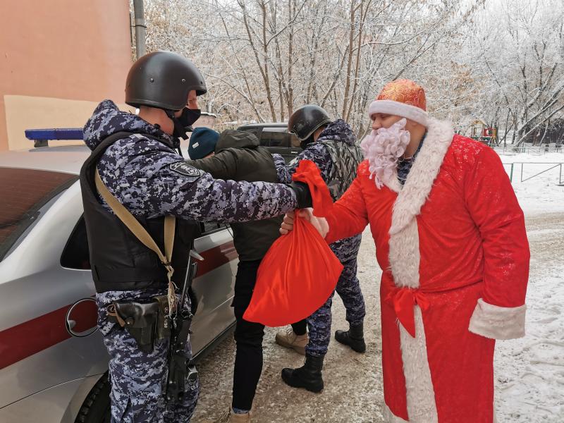 Сотрудники вневедомственной охраны Росгвардии помогли вернуть иркутским детям праздничный мешок с подарками