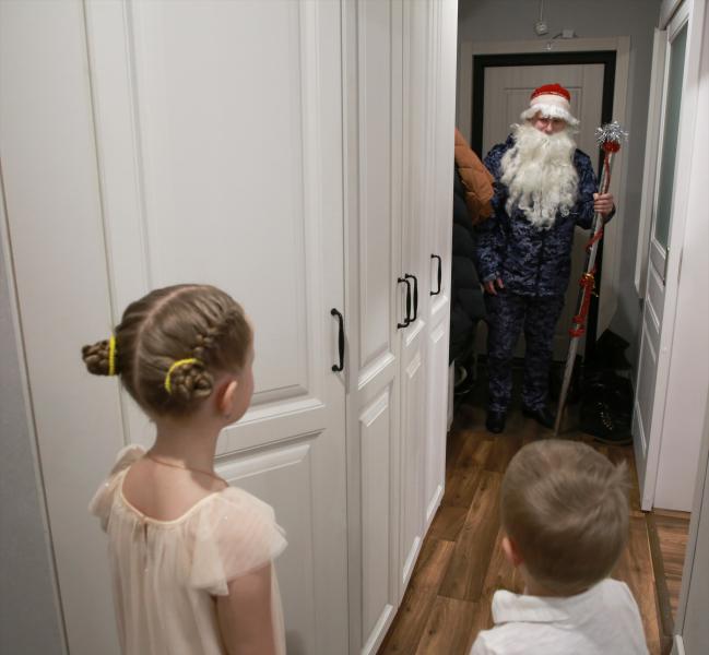 В Мордовии росгвардеец поздравили детей с Новым годом