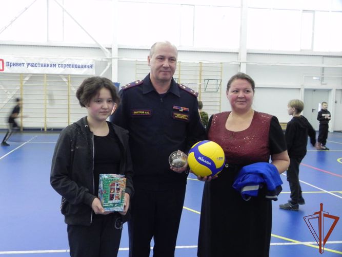 Начальник курганского областного управления Росгвардии исполнил мечту юной спортсменки из многодетной семьи