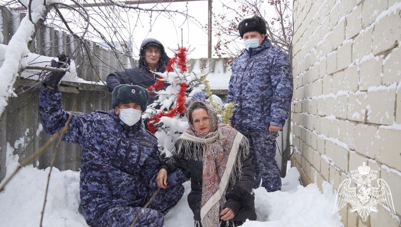 В Саратовской области сотрудники Росгвардии поздравили с наступающими новогодними праздниками семью погибшего военнослужащего