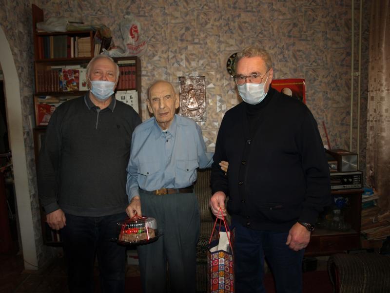 В Кирове сотрудники Росгвардии поздравили с Новым годом ветерана Великой Отечественной войны Леонида Ососкова