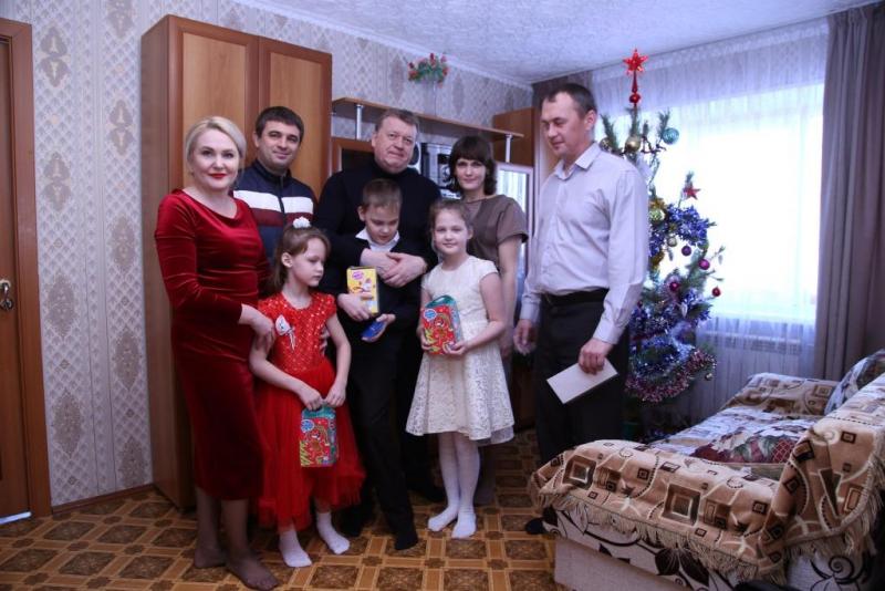 Дед Мороз специального назначения продолжает поздравлять детей и ветеранов на Южном Урале