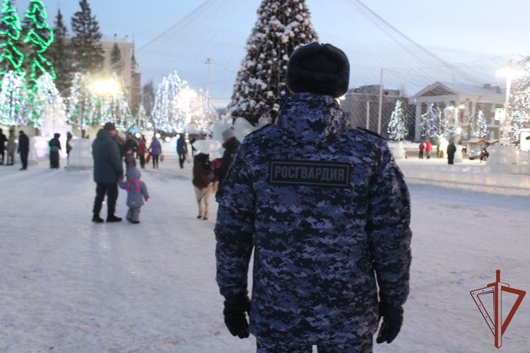 Военнослужащие и сотрудники Уральского округа Росгвардии приняли участие в обеспечении правопорядка и безопасности граждан в новогоднюю ночь