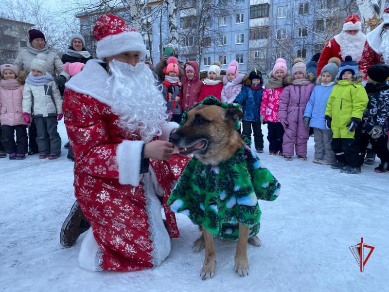 «Дед мороз специального назначения» из Росгвардии продолжает своё путешествие в Томской области