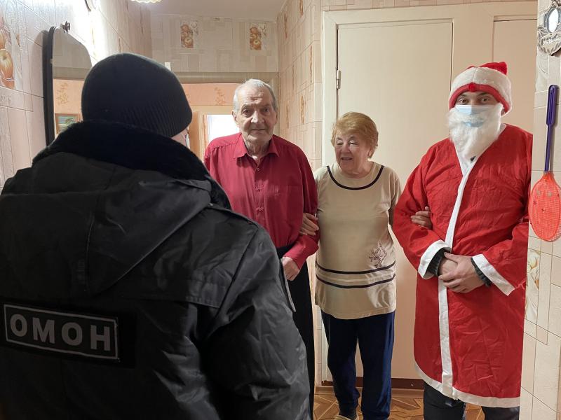 Офицеры Росгвардии поздравили с новогодними праздниками семью погибшего сотрудника иркутского ОМОН