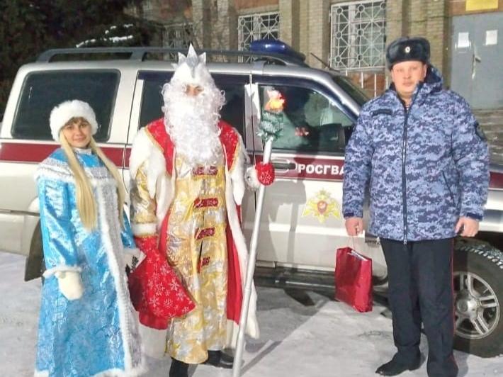 Дед Мороз специального назначения поздравил детей городов Зима и Саянск с наступившим Новым Годом