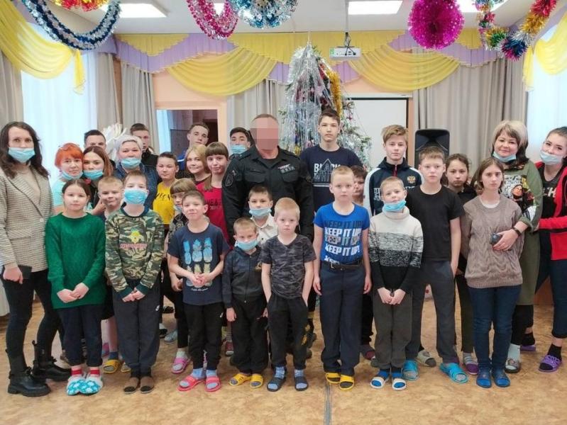 Сотрудники спецподразделения Росгвардии поздравили детей-сирот г. Ангарска с Новым Годом