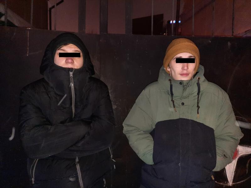 Экипаж ГИБДД Екатеринбурга задержал двух любителей чипсов