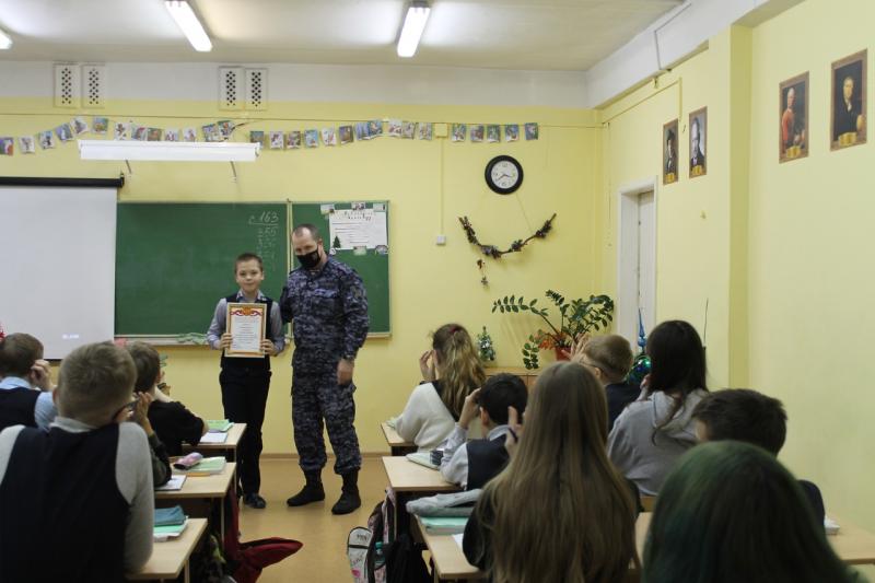 В Кирове сотрудники Росгвардии поблагодарили школьника за участие в ведомственных акциях