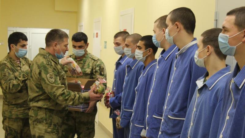 Представитель командования Кировского соединения Росгвардии навестил военнослужащих, находящихся на лечении в военном госпитале