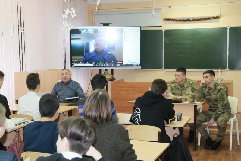 Представители Росгвардии рассказали школьникам 9-11 классов Северного округа города Оренбурга о преимуществах военной службы