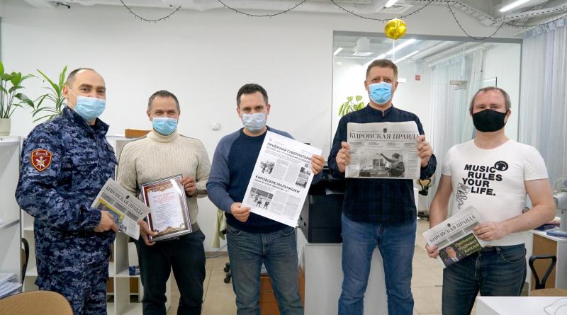 Росгвардейцы поздравили кировских журналистов с Днем российской печати