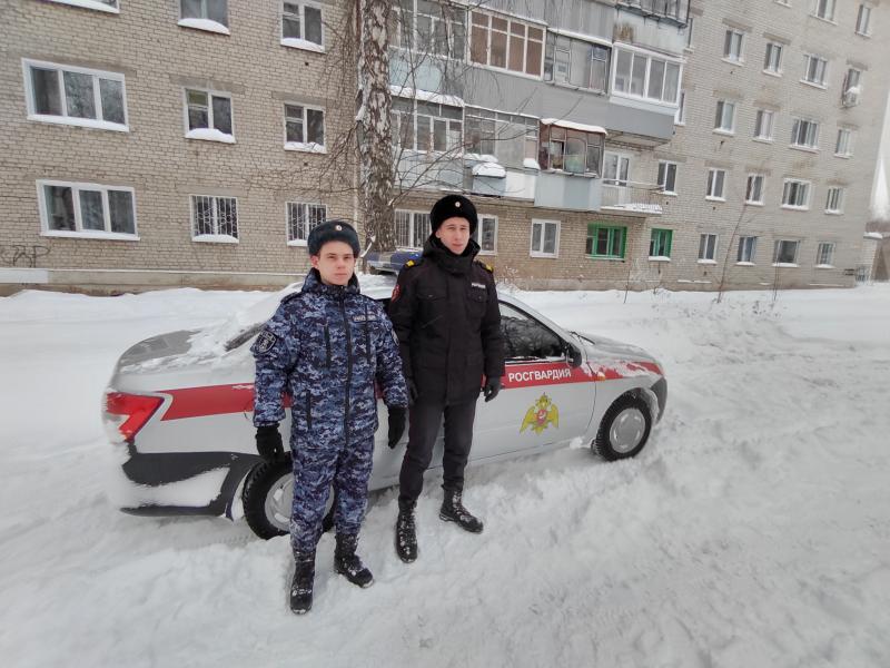 В Ульяновске сотрудники вневедомственной охраны Росгвардии оказали помощь автоледи