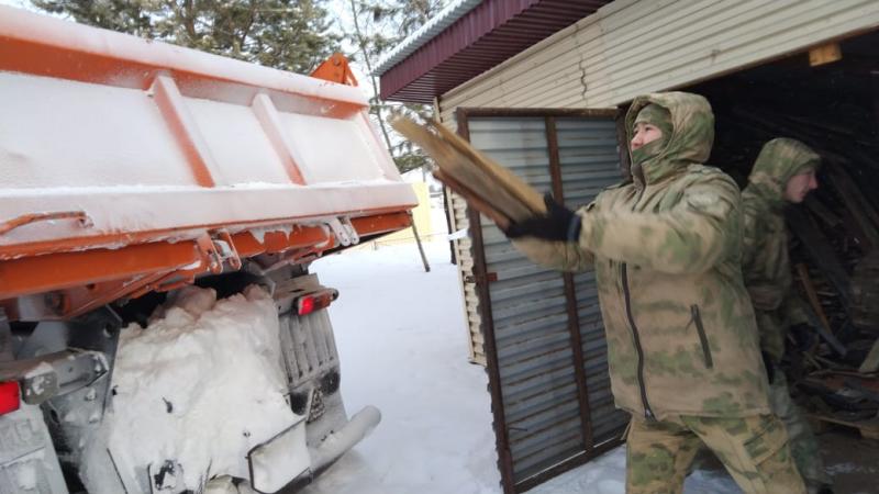 Военнослужащие Росгвардии оказали помощь многодетной семье из Иркутской области, которые замерзали в дачном доме