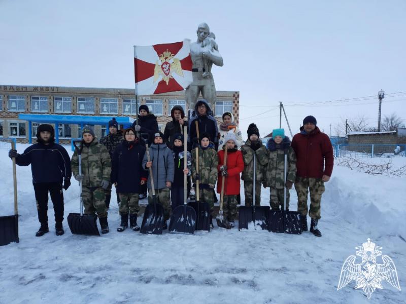 В Саратовской области воспитанники Гвардейской смены приняли участие в благотворительной акции по расчистке заснеженных территорий