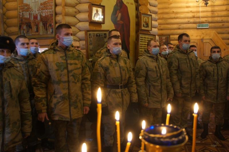 В Кирове военнослужащие Росгвардии приняли участие в праздничном молебне в честь Крещения Господня