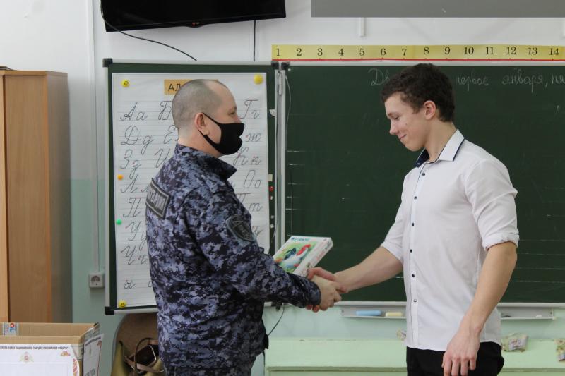В Кирове росгвардейцы поздравили своих подшефных с успешным окончанием первого полугодия учебного года