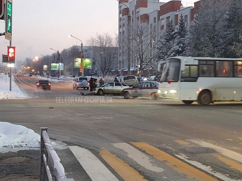 В Ульяновске сотрудники вневедомственной охраны Росгвардии первыми пришли на помощь пострадавшим в дорожно-транспортном происшествии