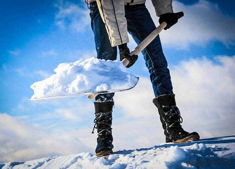 Филиал «Калугаэнерго» призывает соблюдать правила электробезопасности во время расчистки крыш от снега и наледи