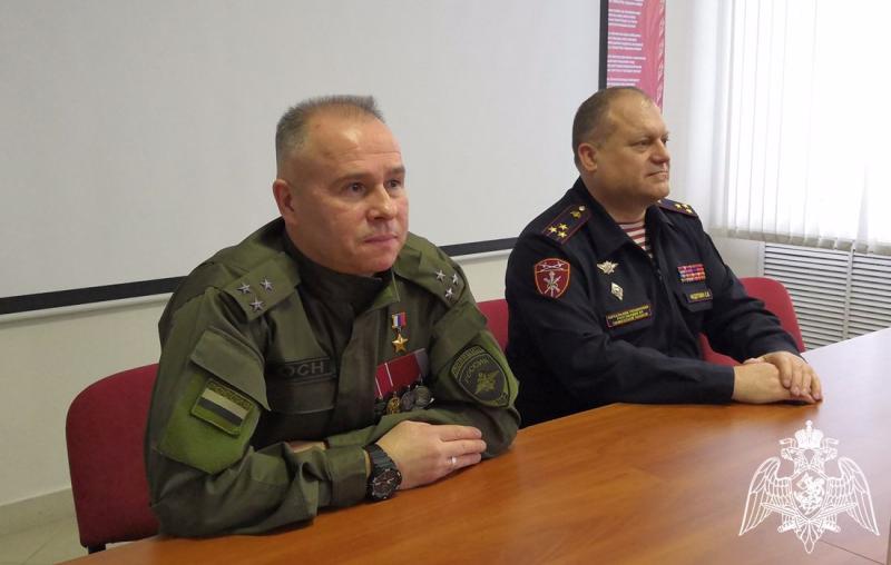 Росгвардия организовала для кадетов из Тюмени встречу с Героем России