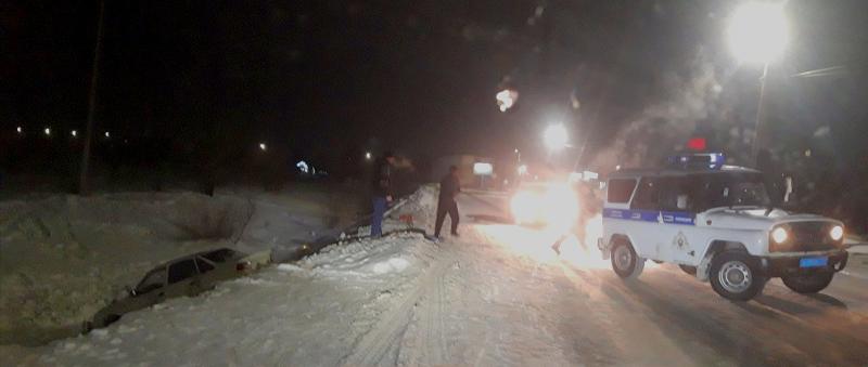 В Оренбуржье сотрудники Росгвардии помогли автомобилистам, попавшим в сложную дорожную ситуацию