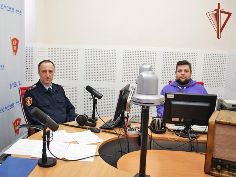 Офицер Росгвардии рассказал радиослушателям о контроле за оборотом оружия в Хакасии
