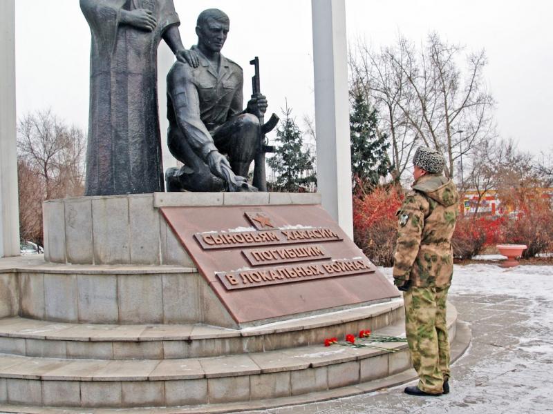 Представители Росгвардии почтили память не вернувшихся с боевых заданий жителей Хакасии