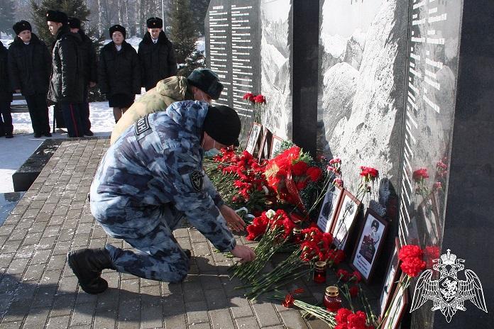 В Горно-Алтайске росгвардейцы приняли участие в мероприятиях, посвященных Дню памяти о россиянах, исполнявших служебный долг за пределами Отечества