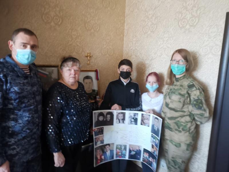Орловские росгвардейцы поздравили с Днем рождения маму погибшего сотрудника СОБР