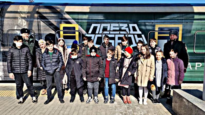 В Чеченской Республике росгвардейцы вместе с детьми погибших коллег посетили передвижной музей «Поезд Победы»