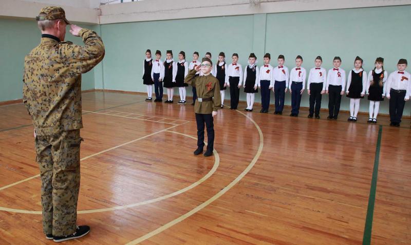 В Мордовии офицеры Росгвардии оценили навыки учащихся 32 школы в смотре-конкурсе военно-патриотической песни и строя