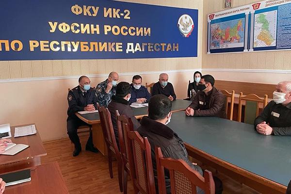Махачкалинский прокурор по надзору за соблюдением законов в исправительных учреждениях Курбан Курбанов провел с осужденными просветительскую лекцию