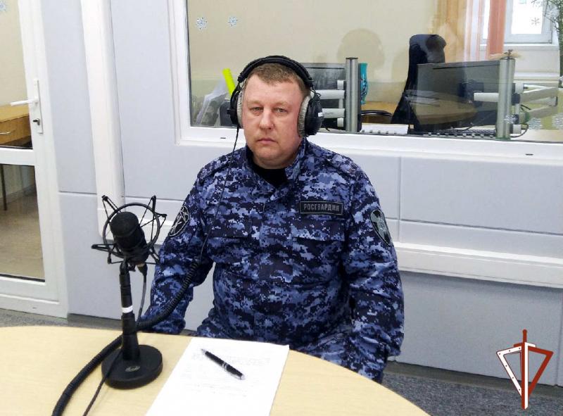 Офицер Росгвардии в прямом эфире на радио рассказал зауральцам о нововведениях в сфере оборота оружия