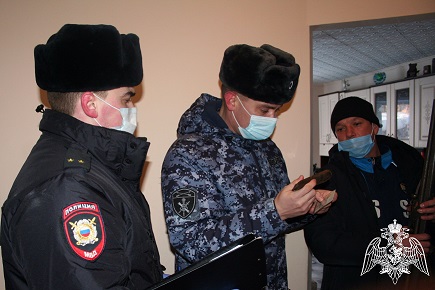 В Республике Алтай росгвардейцы проверяют владельцев оружия