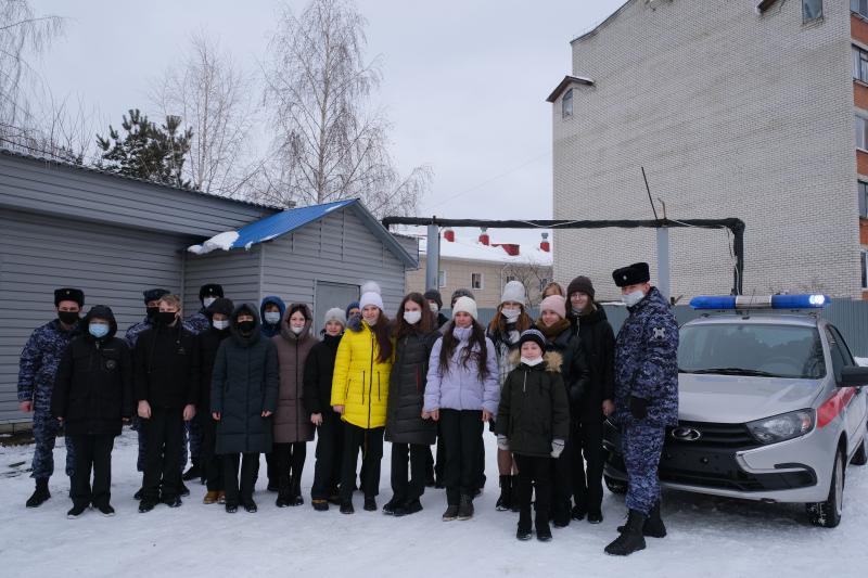 День открытых дверей провели росгвардейцы для школьников в Курске