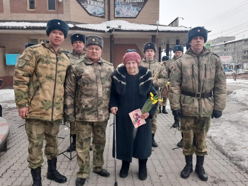 Военный оркестр Росгвардии поздравил 98-летнюю участницу Великой Отечественной войны из Ангарска с Международным женским днем