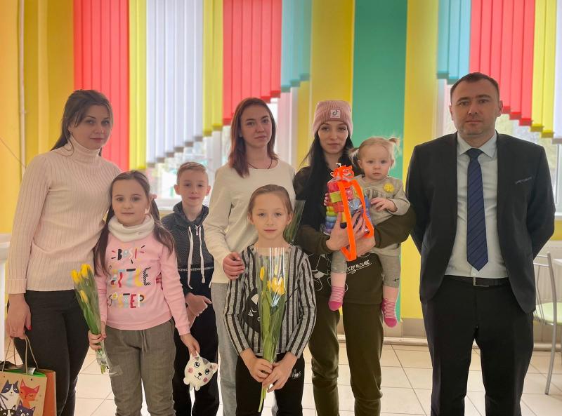 Представители «Калугаэнерго» встретились с жителями ЛНР и ДНР и поздравили женщин с 8 Марта