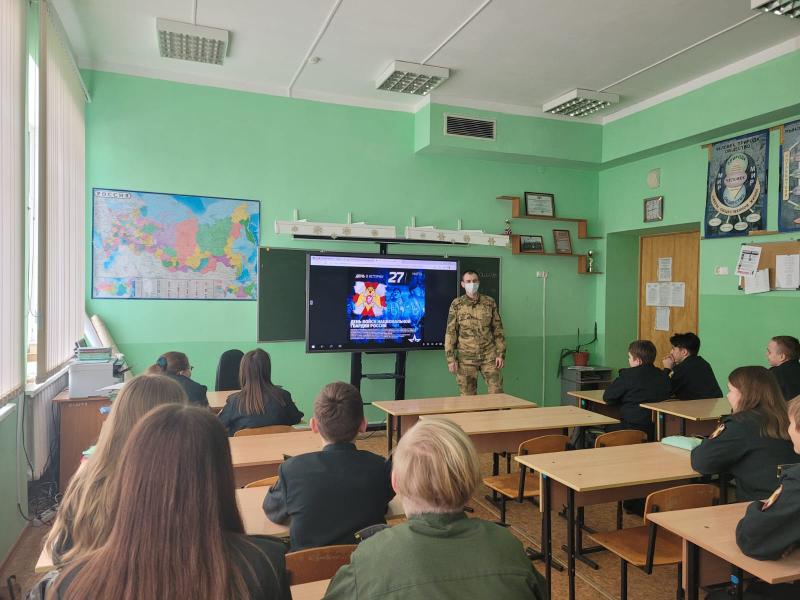 Военнослужащий Росгвардии провел урок мужества для кадетов Курской школы