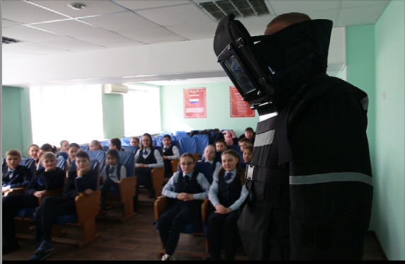В Мордовии в рамках акции «Дни Росгвардии» кадеты побывали в гостях у спецподразделения