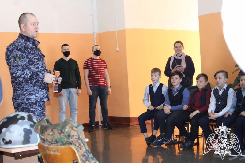 В Кирове росгвардейцы продолжают в школах акцию "Дни Росгвардии"