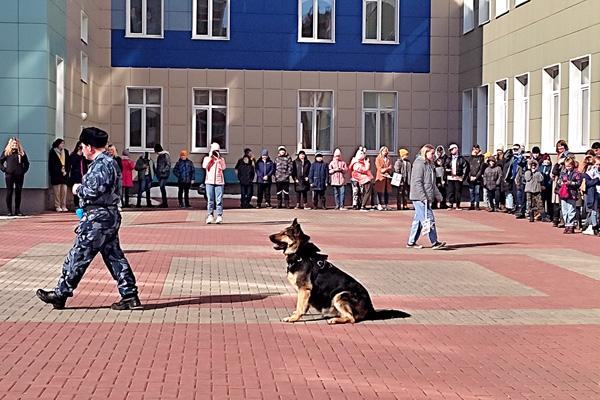 Кинологи СИЗО-1 УФСИН России по Рязанской области показали школьникам работу служебных собак