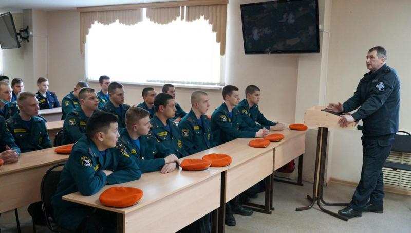 В Кирове командир СОБР провел урок Мужества для курсантов колледжа
