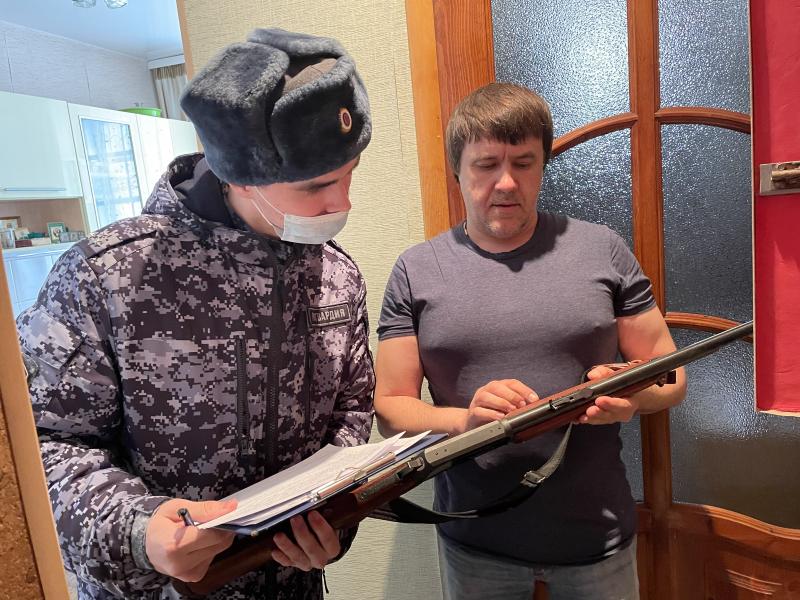 Сотрудники Росгвардии проводят проверки владельцев оружия в Иркутской области
