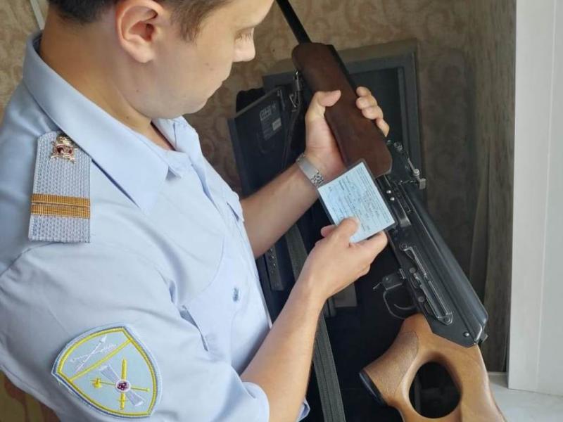 Сотрудники Росгвардии проводят проверки владельцев оружия в Хакасии