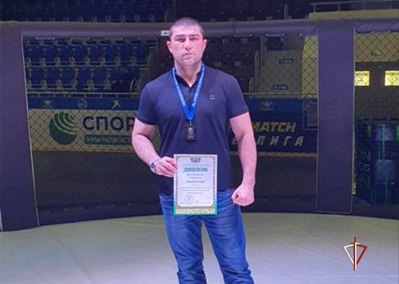 Росгвардеец стал бронзовым призером чемпионата Уральского федерального округа по смешанному боевому единоборству (ММА)