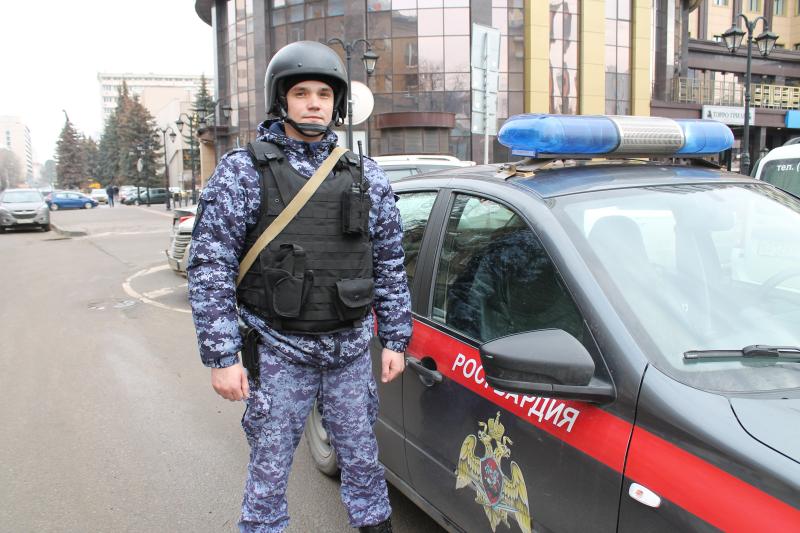 Нарядом Росгвардии в Воронеже задержан мужчина, угрожавший соседям
