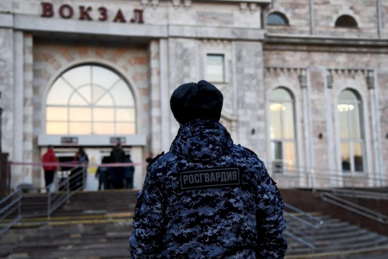 Росгвардейцы приняли участие в охране порядка во время встречи вынужденных переселенцев из Донбасса и Украины в Удмуртской Республике