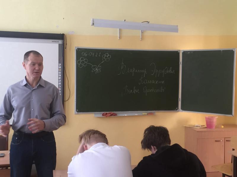 В Кирове ветеран Росгвардии рассказал школьникам о книгах, которые могут быть интересны будущим защитникам Отечества