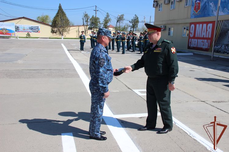 Командующий ОГВ (с) поздравил сотрудников временной оперативной группировки МВД России с годовщиной ее создания
